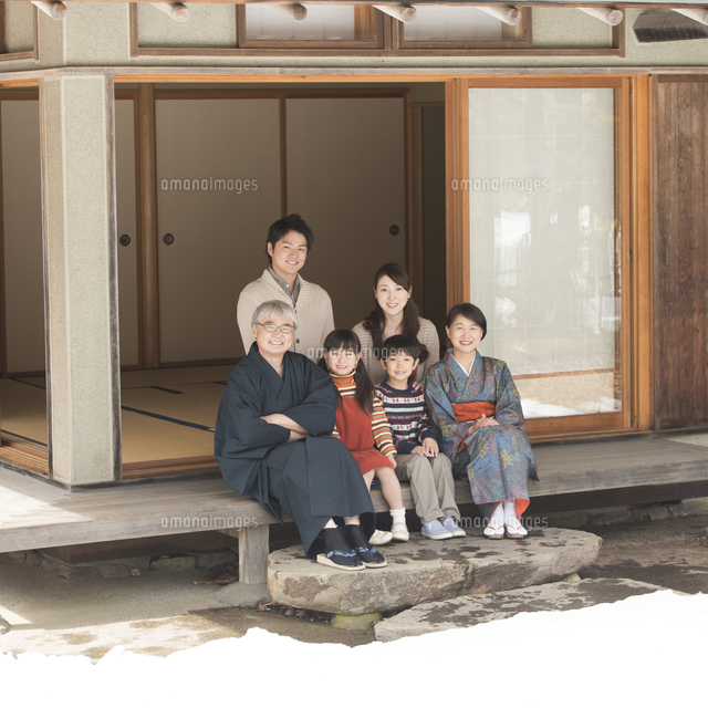 縁側で微笑む3世代家族 の写真素材 イラスト素材 アマナイメージズ