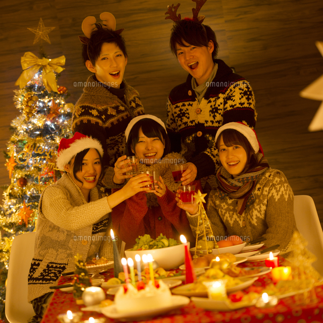 クリスマスパーティーをする若者たち の写真素材 イラスト素材 アマナイメージズ