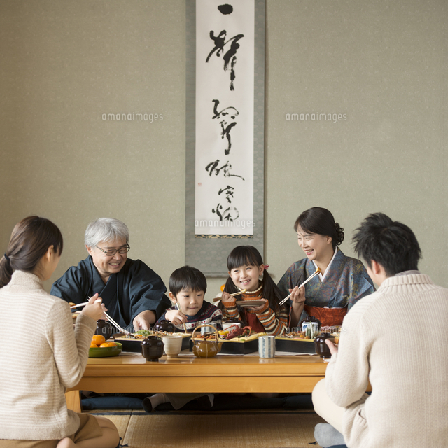 おせち料理を食べる3世代家族 の写真素材 イラスト素材 アマナイメージズ