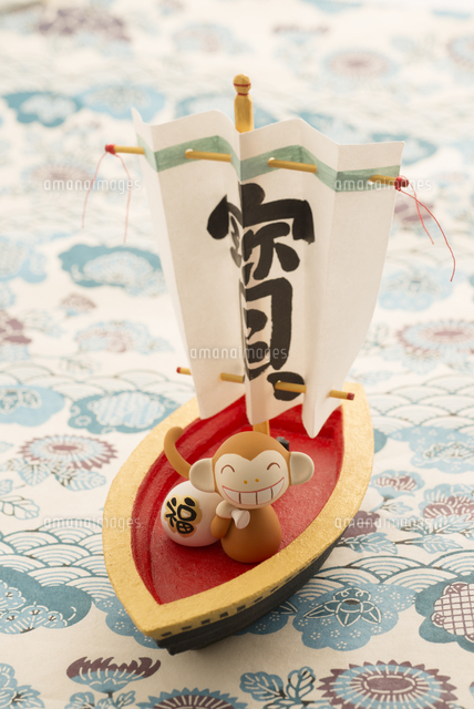 宝船に乗った猿 干支のクラフト の写真素材 イラスト素材 アマナイメージズ