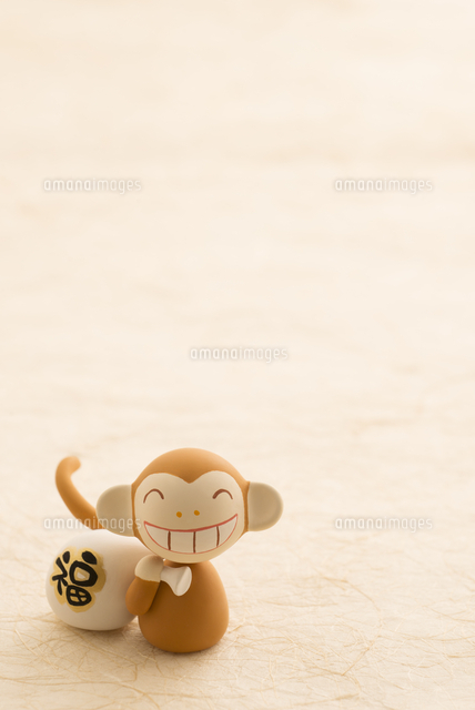 福袋を持つ猿 干支のクラフト の写真素材 イラスト素材 アマナイメージズ