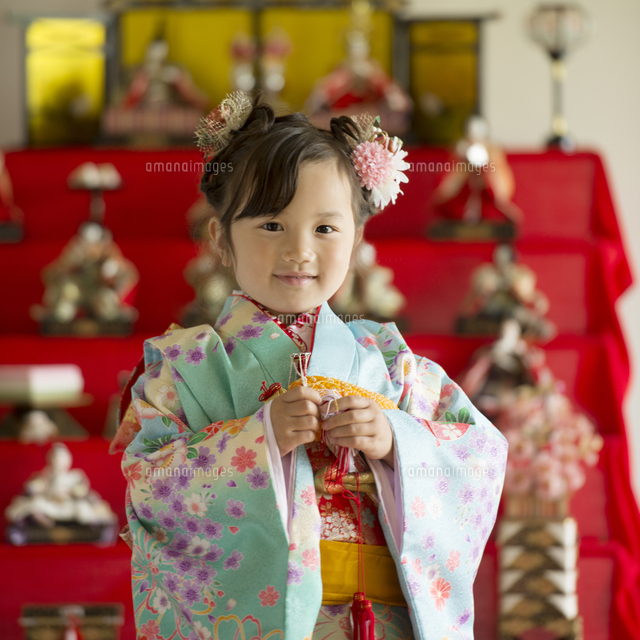 雛人形の前で微笑む女の子 の写真素材 イラスト素材 アマナイメージズ 雛人形の前で微笑む女の子 の写真素材 イラスト素材 アマナイメージズ
