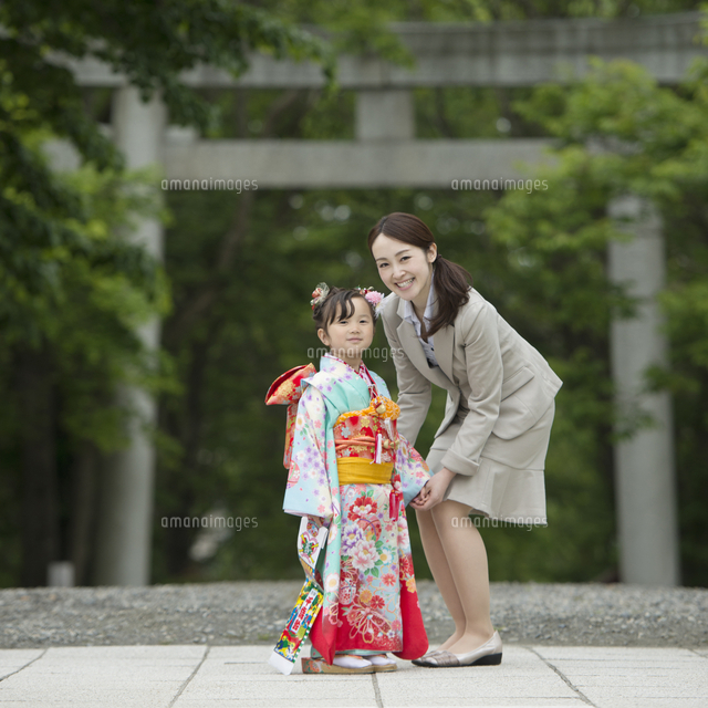 七五三の女の子と母親 の写真素材 イラスト素材 アマナイメージズ