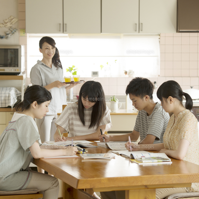 友達の家に集まり勉強をする学生 の写真素材 イラスト素材 アマナイメージズ