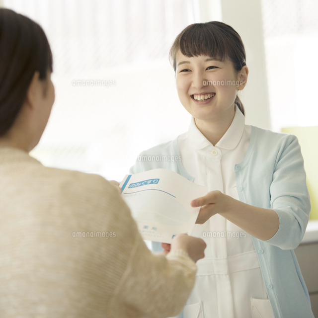 患者に薬を渡す女性職員 の写真素材 イラスト素材 アマナイメージズ 患者に薬を渡す女性職員 の写真素材 イラスト素材 アマナイメージズ