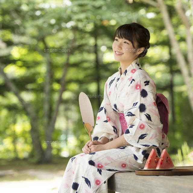縁側に座り微笑む浴衣姿の女性[11017017028]の写真・イラスト素材