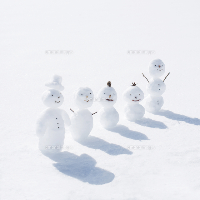 雪原で一列に並ぶ雪だるま[11017017296]の写真・イラスト素材｜アマナ