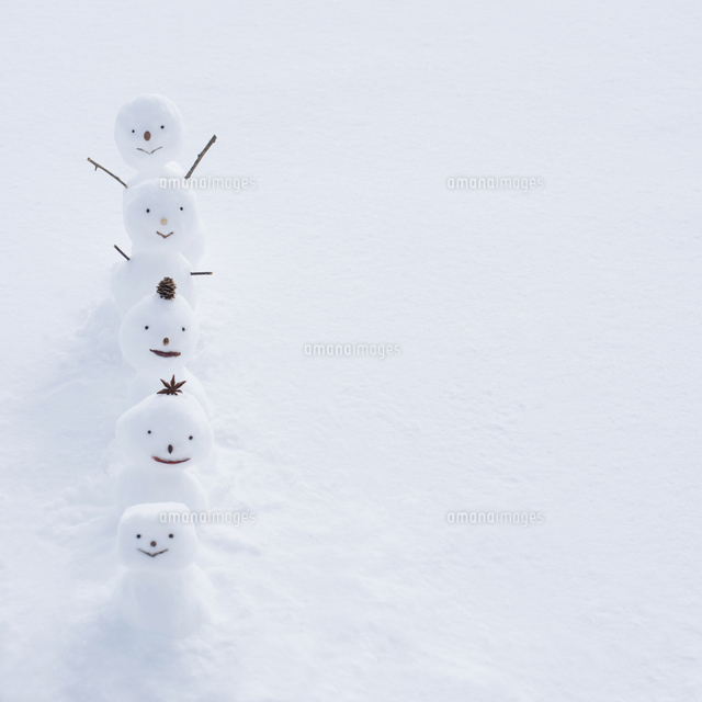 雪原で一列に並ぶ雪だるま[11017017305]の写真・イラスト素材｜アマナ