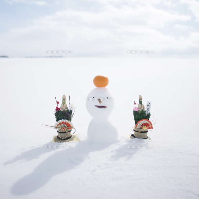 頭にミカンをのせた雪だるまと門松[11017017312]の写真・イラスト素材