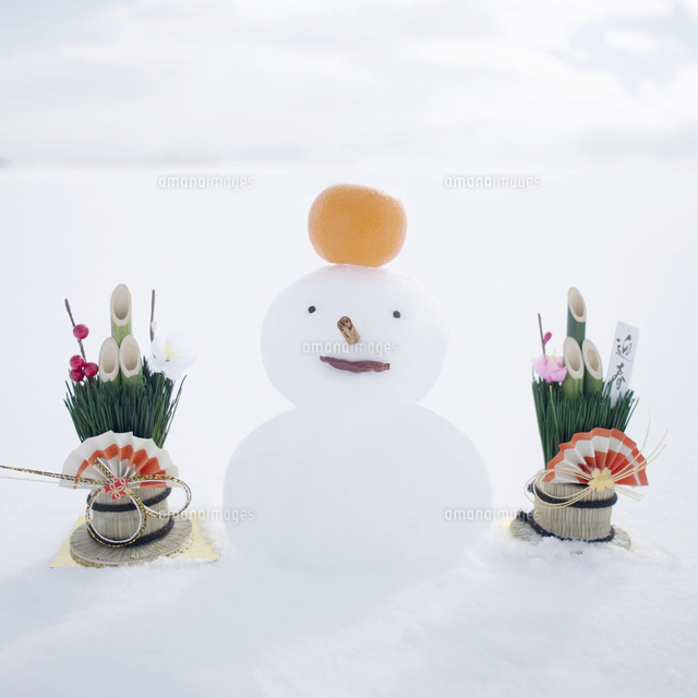 頭にミカンをのせた雪だるまと門松[11017017312]の写真・イラスト素材
