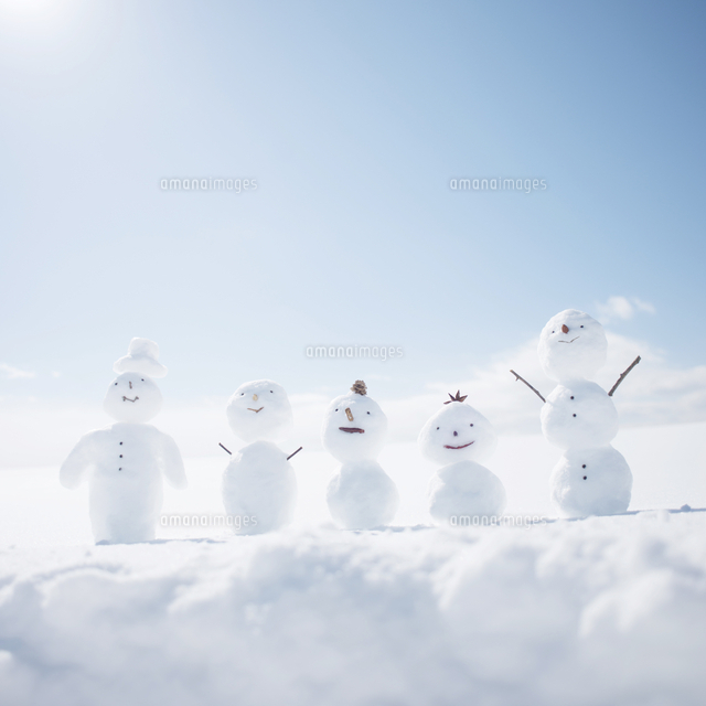 雪原で一列に並ぶ雪だるま[11017017359]の写真・イラスト素材｜アマナ