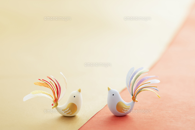 向かい合う鳥 干支のクラフト の写真素材 イラスト素材 アマナイメージズ