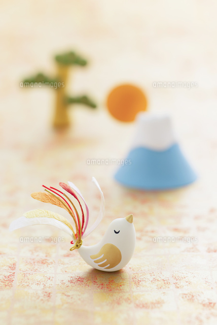 鳥と松と初日の出 干支のクラフト の写真素材 イラスト素材 アマナイメージズ