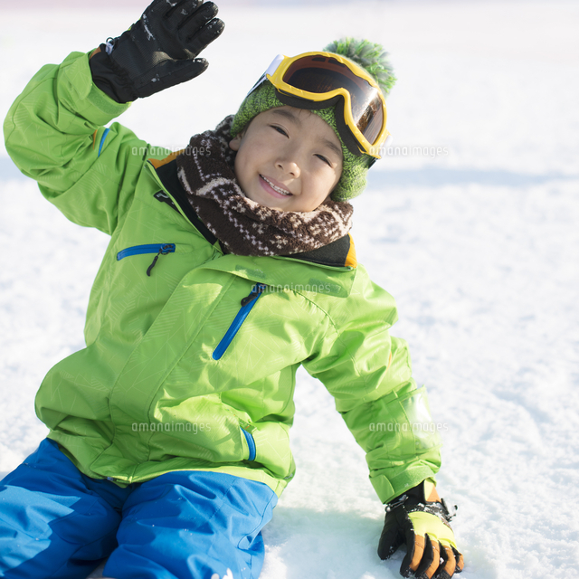 ゲレンデで微笑む男の子 の写真素材 イラスト素材 アマナイメージズ