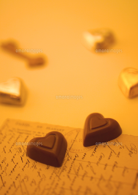 二つのハートのチョコレート の写真素材 イラスト素材 アマナイメージズ