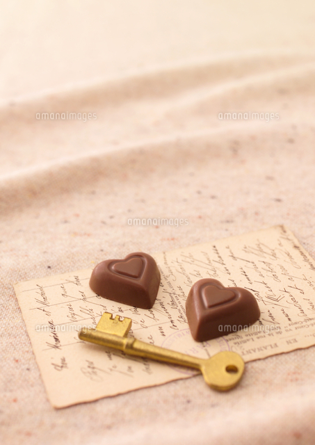 二つのハートのチョコレートとキー の写真素材 イラスト素材 アマナイメージズ