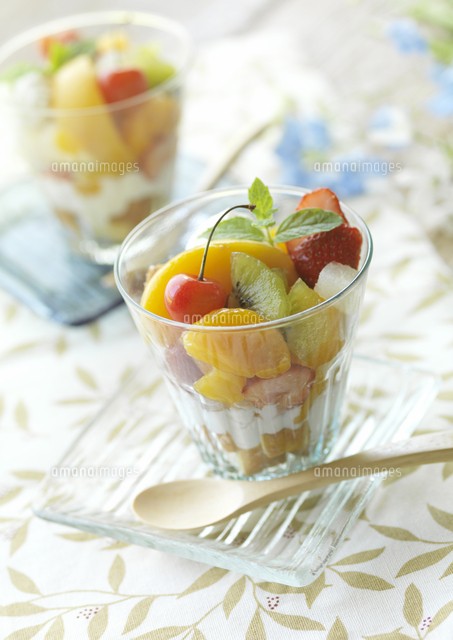 グラスに盛った2つのフルーツパフェ の写真素材 イラスト素材 アマナイメージズ