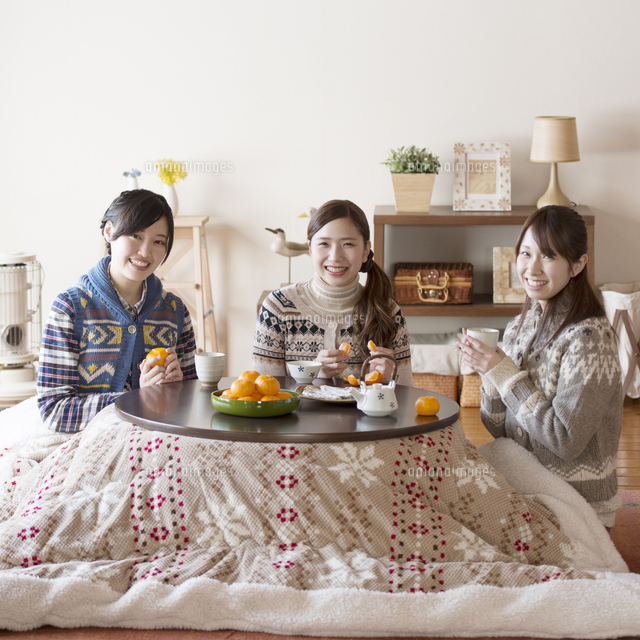 こたつで微笑む3人の女性 の写真素材 イラスト素材 アマナイメージズ