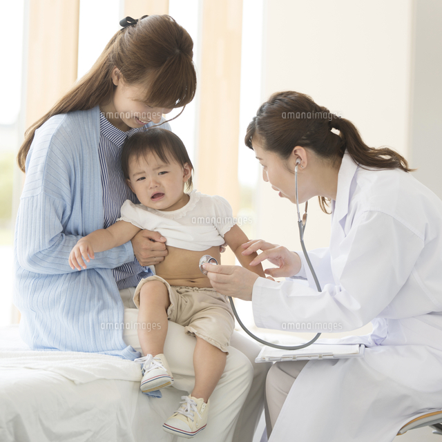 赤ちゃんの診察をする女医 の写真素材 イラスト素材 アマナイメージズ