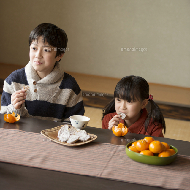 こたつで干し芋とみかんを食べる兄妹 の写真素材 イラスト素材 アマナイメージズ こたつで干し芋とみかんを食べる兄妹 の写真素材 イラスト素材 アマナイメージズ