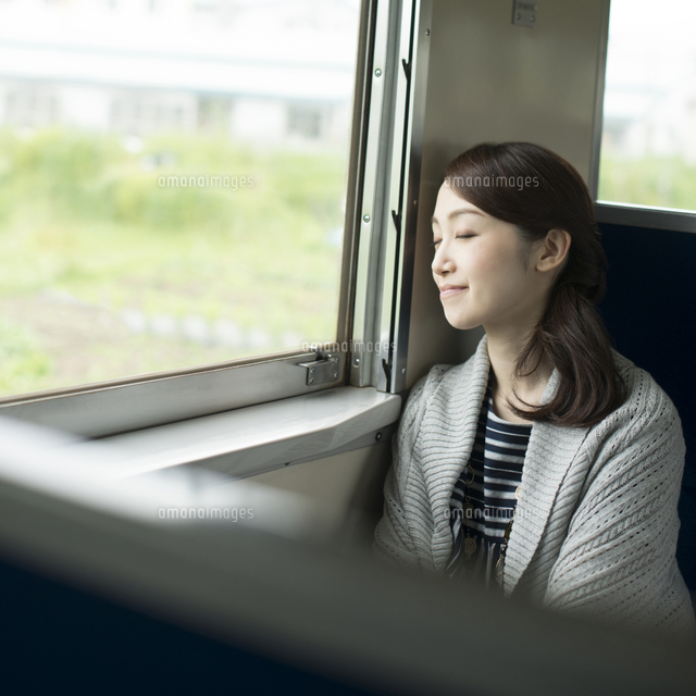 電車の中で目を閉じる女性 の写真素材 イラスト素材 アマナイメージズ