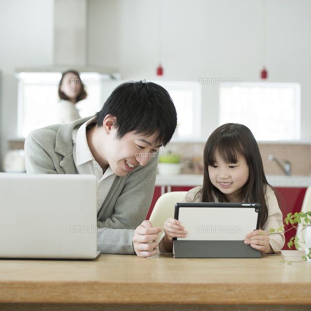 タブレットpcを操作する親子 の写真素材 イラスト素材 アマナイメージズ
