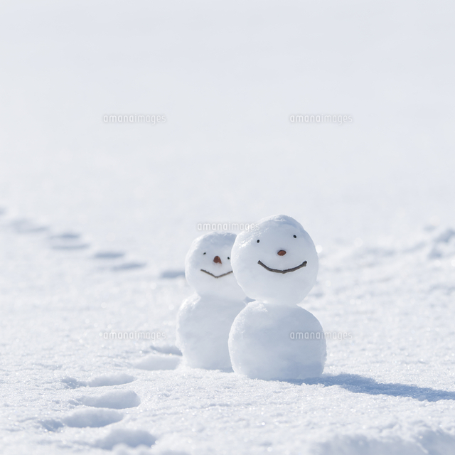 雪原に続く足跡と雪だるま[11017020583]の写真・イラスト素材｜アマナ