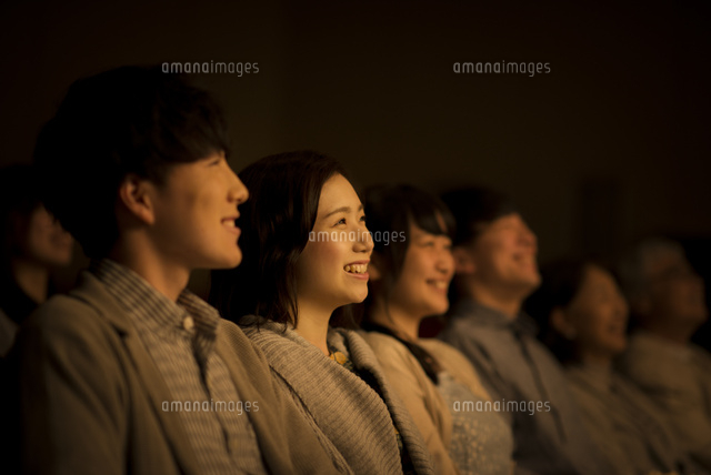 映画を見る女性 の写真素材 イラスト素材 アマナイメージズ
