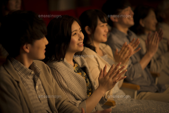 拍手をする観客 の写真素材 イラスト素材 アマナイメージズ