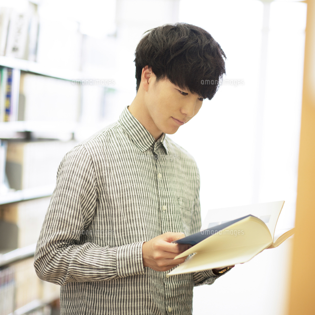 図書館で本を読む男性 の写真素材 イラスト素材 アマナイメージズ
