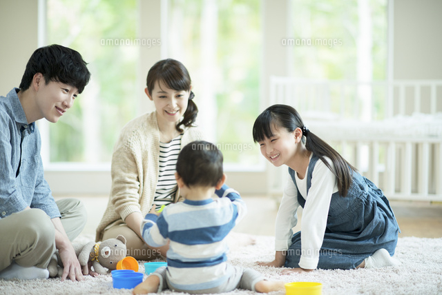 子供とおもちゃで遊ぶ両親 の写真素材 イラスト素材 アマナイメージズ