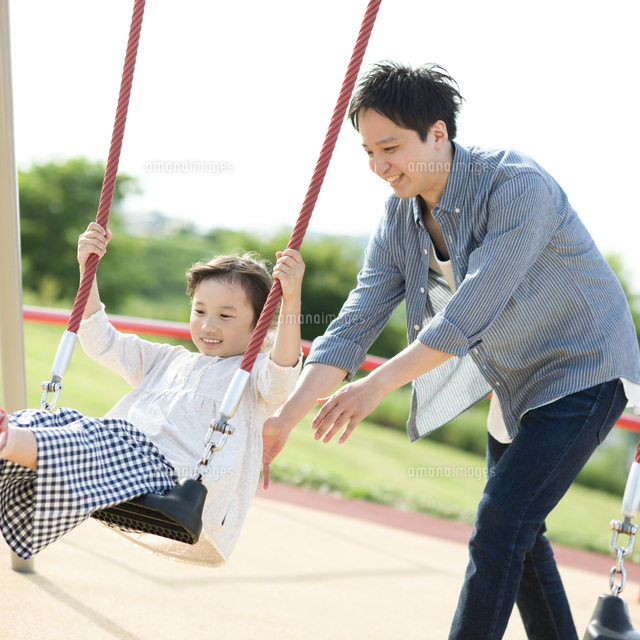 ブランコで遊ぶ親子[11017021032]の写真・イラスト素材｜アマナイメージズ