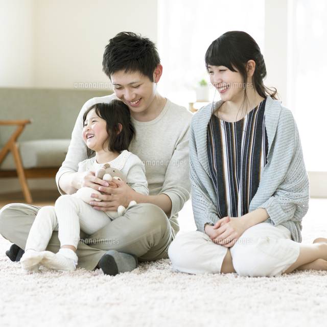 クマのぬいぐるみで遊ぶ家族 の写真素材 イラスト素材 アマナイメージズ