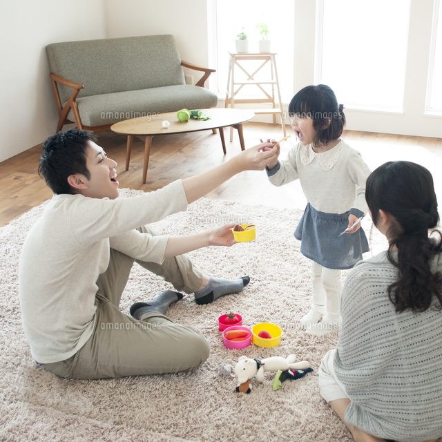 お菓子を食べる家族 の写真素材 イラスト素材 アマナイメージズ