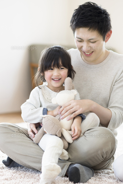 クマのぬいぐるみで遊ぶ親子 の写真素材 イラスト素材 アマナイメージズ