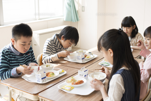 給食を食べる小学生 の写真素材 イラスト素材 アマナイメージズ
