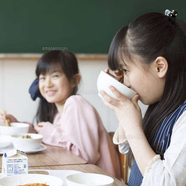 給食を食べる小学生 の写真素材 イラスト素材 アマナイメージズ