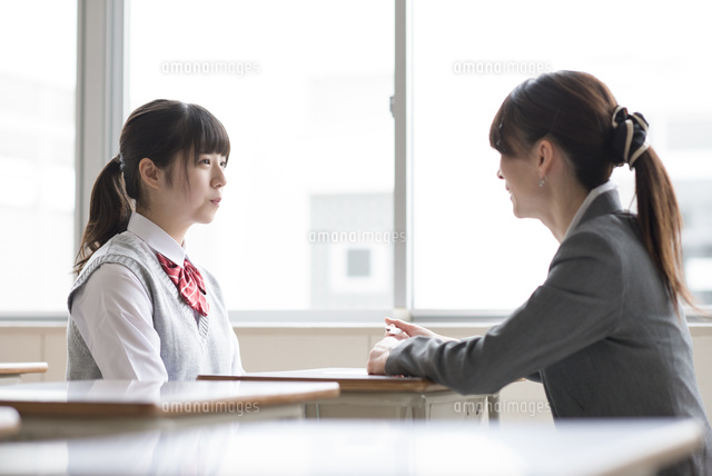 進路相談をする女子学生と女性教師 の写真素材 イラスト素材 アマナイメージズ