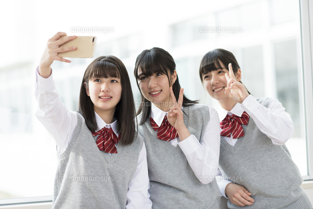 スマートフォンで自撮りをする女子学生 の写真素材 イラスト素材 アマナイメージズ