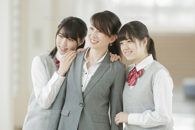 女性教師に寄り添う女子学生 の写真素材 イラスト素材 アマナイメージズ