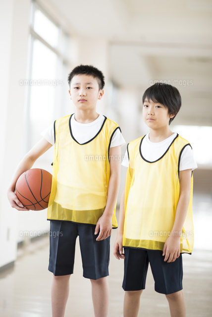 廊下でバスケットボールを持ち真剣な表情をする小学生 の写真素材 イラスト素材 アマナイメージズ