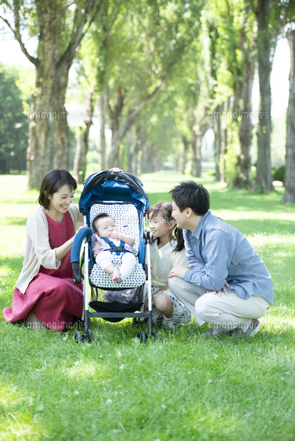 ベビーカーに乗る赤ちゃんの様子を見る親子 の写真素材 イラスト素材 アマナイメージズ