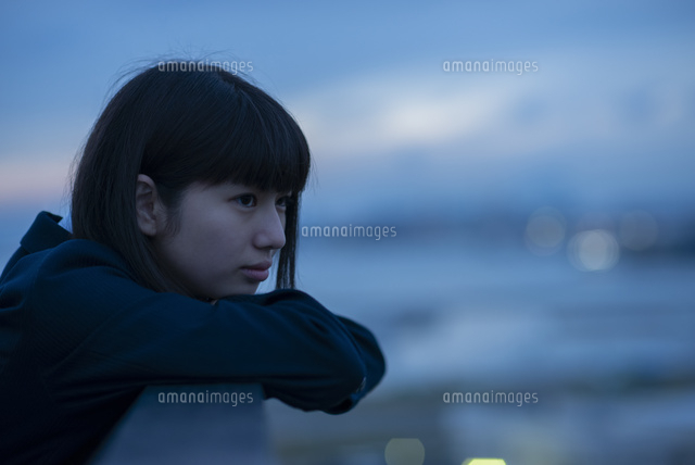 遠くを見つめる女子学生 の写真素材 イラスト素材 アマナイメージズ