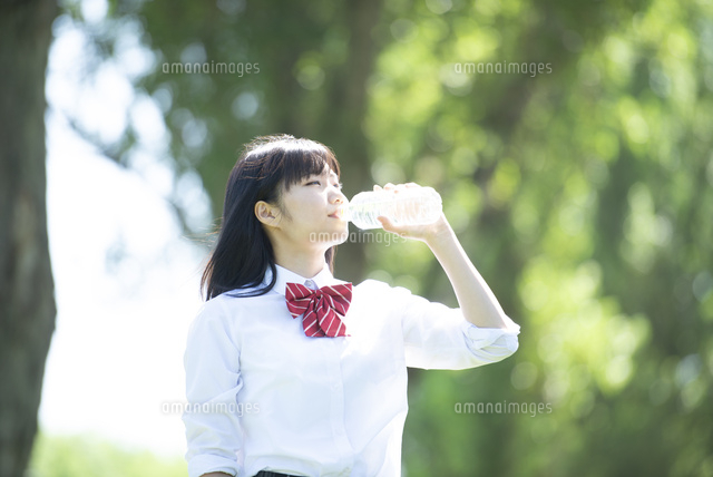 ポプラ並木で水分補給をする女子学生 の写真素材 イラスト素材 アマナイメージズ ポプラ並木で水分補給をする女子学生 の写真素材 イラスト素材 アマナイメージズ