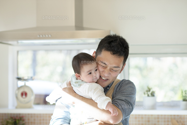 赤ちゃんを抱き微笑む父親 の写真素材 イラスト素材 アマナイメージズ