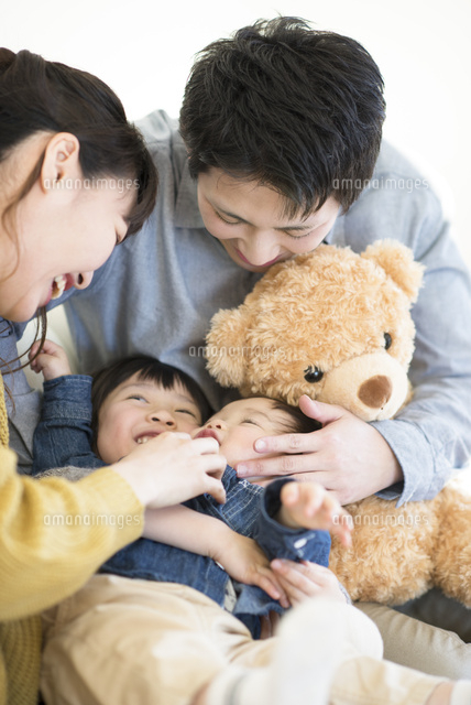 子供と戯れる両親 の写真素材 イラスト素材 アマナイメージズ