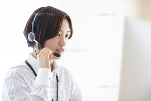 笑顔の女性オペレーター の写真素材 イラスト素材 アマナイメージズ