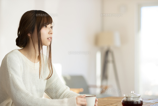 飲み物を飲む女性 の写真素材 イラスト素材 アマナイメージズ