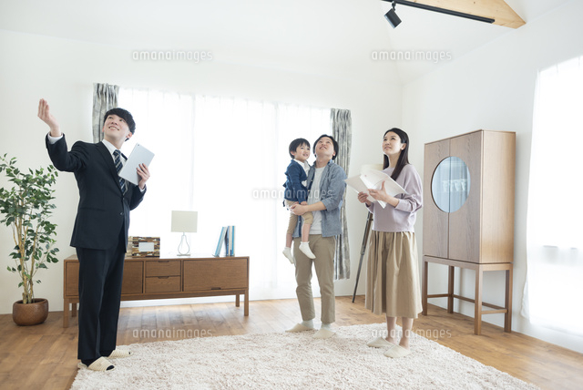 部屋の内見をする家族 の写真素材 イラスト素材 アマナイメージズ