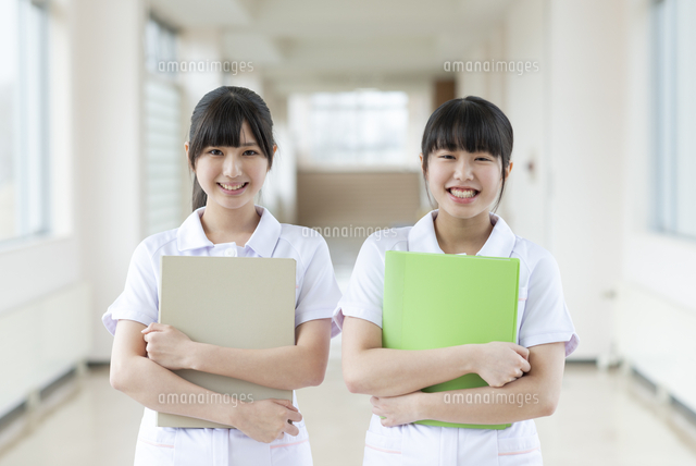 ファイルを持ち微笑む看護学生 の写真素材 イラスト素材 アマナイメージズ